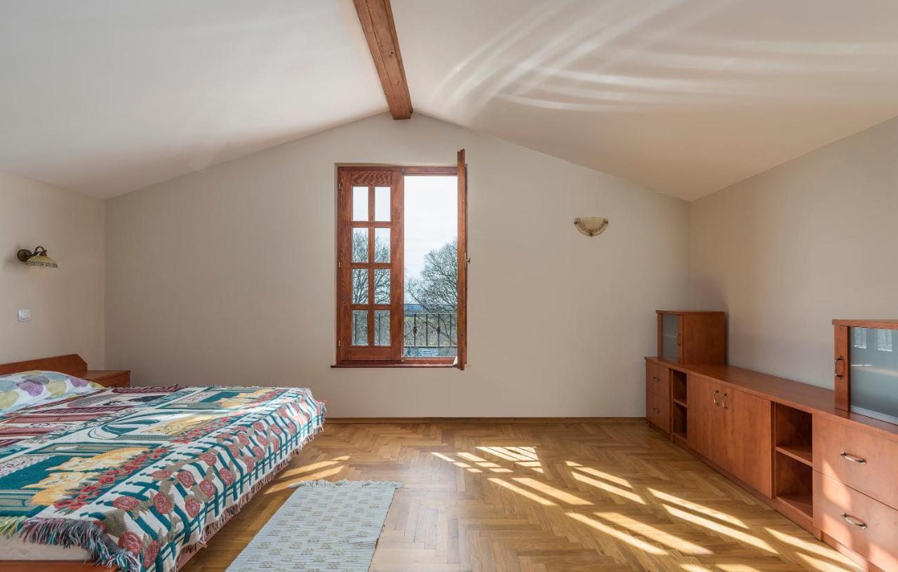 Holiday House Harmony